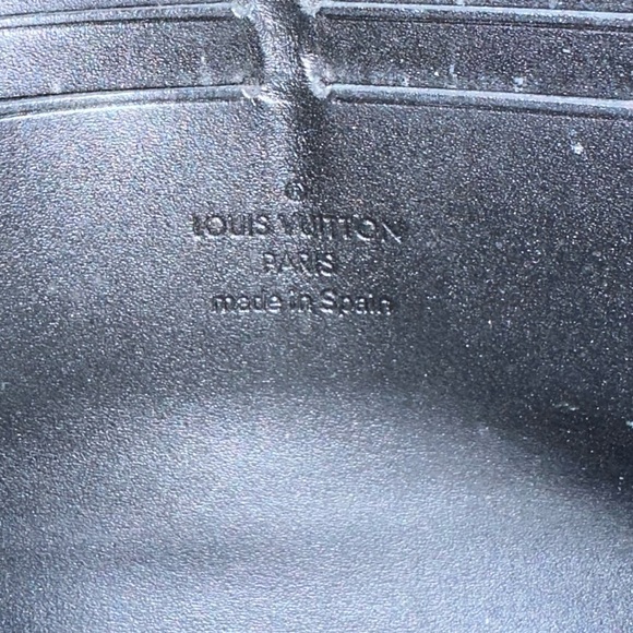 Authentic Louis Vuitton Suhali Zippy Long
Wallet black- excellent condit… - Picture 7 of 13